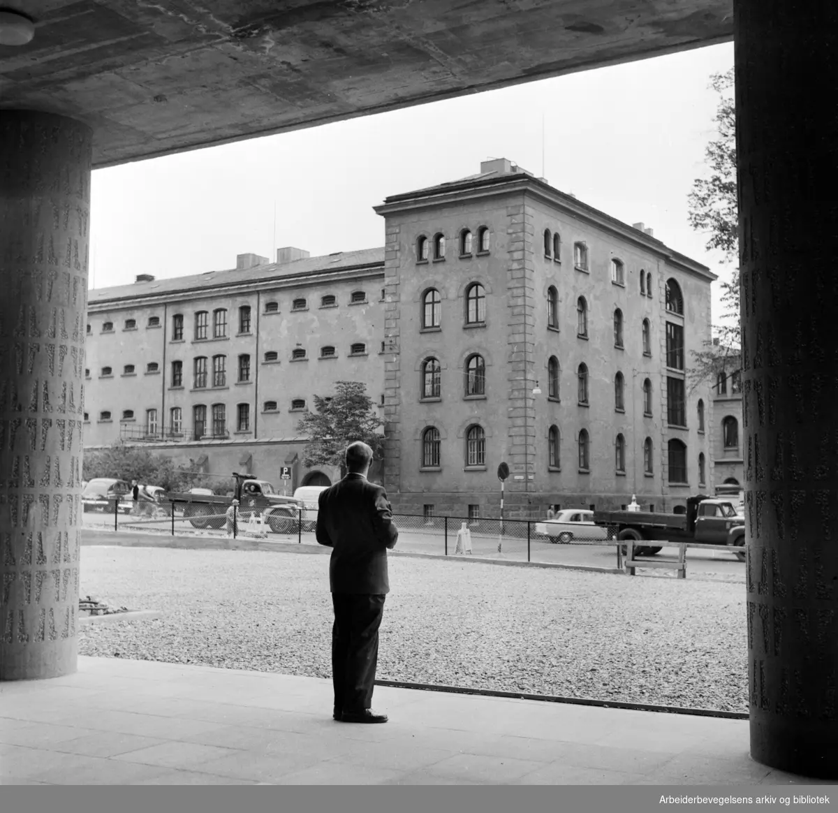 Møllergata 19. Fasaden mot Grubbegata med den gamle fengselsbygningen. Foto tatt fra gjennomgangen under Regjeringsbygget. September 1959