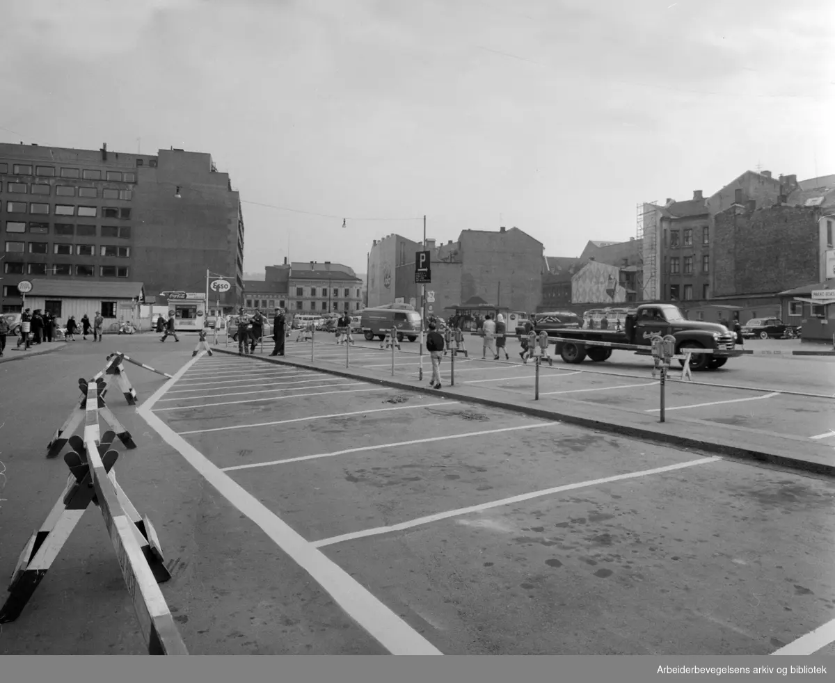 Arbeidersamfunnets Plass. Parkometere. Mai 1960