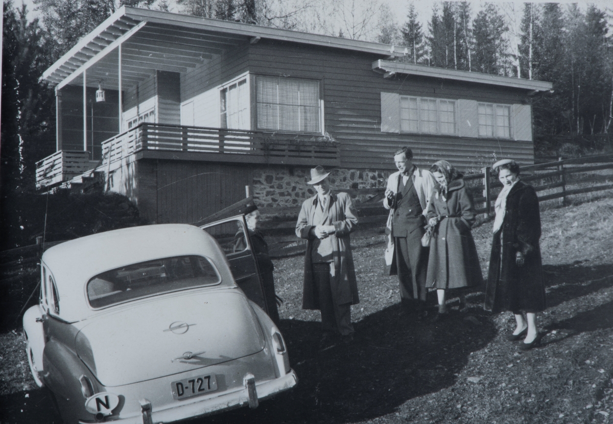 Arkitekt Rolf Prags hytte, fritidsbolig i Kvarbergsvika, Brumunddal. Funkis. D-727. Opel Kapitän årsmodell1950-53.