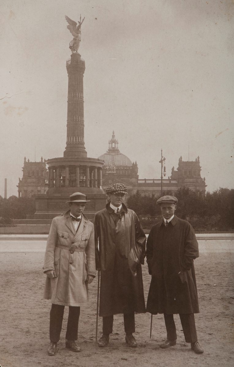 Arkitekt Rolf Prag nr. 1 f.v, de øvrige ukjente. 
Berlin, med Siegessäule på Königsplatz og med Riksdagen i bakgrunnen. I 1939 ble Siegessäule flyttet til nåværende plassering i Tiergarten, og samtidig gjort ca 16 meter høyere. Bildet er altså tatt før 1939.