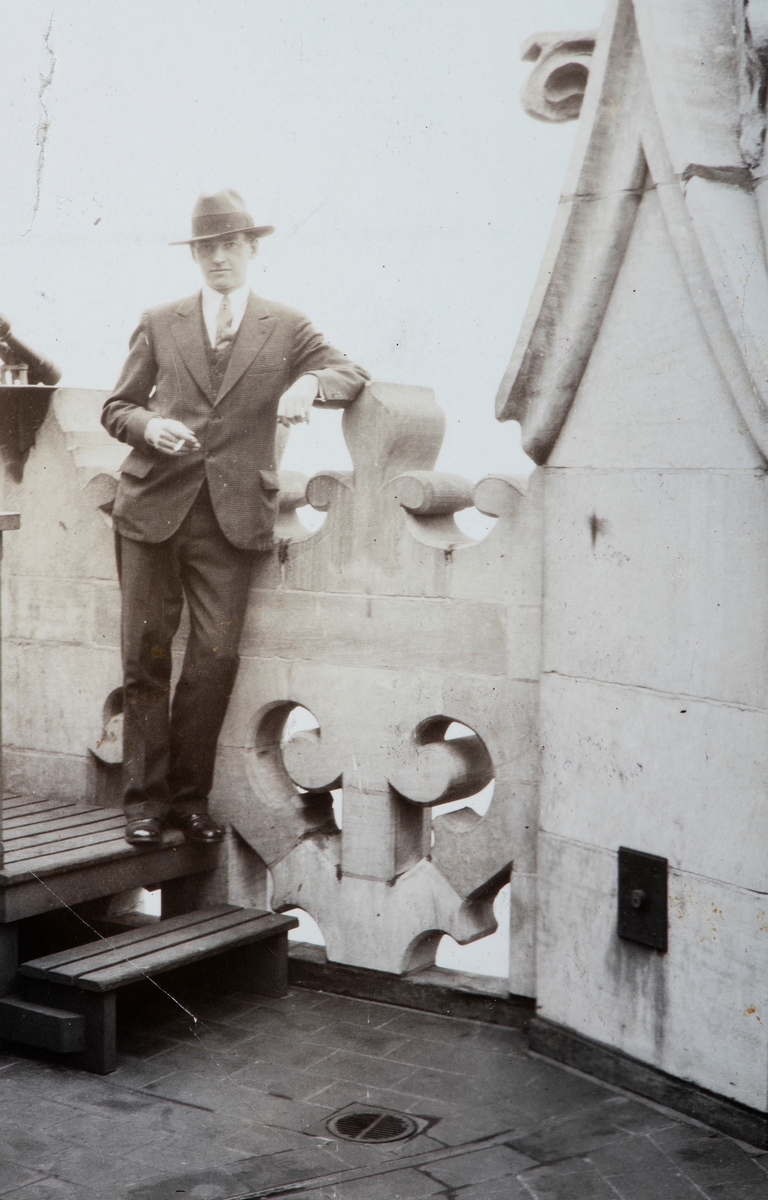 Arkitekt Rolf Prag, Hamar. På toppen av Chicago Tribune Building, september 1927. Prag jobbet en periode i flere arkitektfirmaer i USA, Etablerte eget arkitektkontor på Hamar 1934. Flere opplysninger om Rolf Prag se boka "Rolf Prag, Moderne på Hedmarken" av Nina Berre.