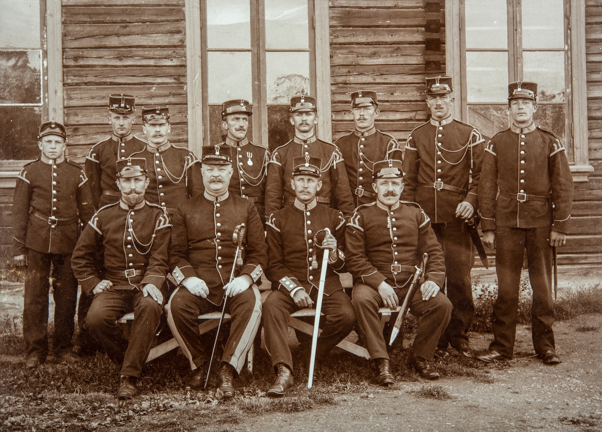 Gruppe musikere, Musikkkorps. Ingeniørvåpenets musikkskole på Akershus festning.
På bildet av elevene ved musikkskolen sees Daniel Sæther ytterst til venstre i første rad. Daniel Sæther f. 9/11-1873 d. 18/8 1959, fra Jømna i Elverum kommune. Av