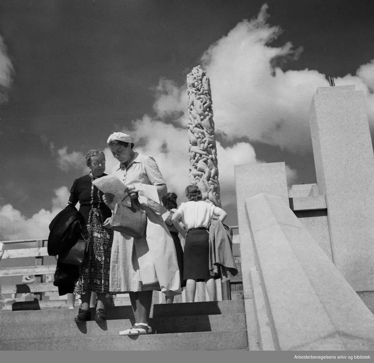 Turister i Vigelandsanlegget. Skulpturer av Gustav Vigeland. 1950