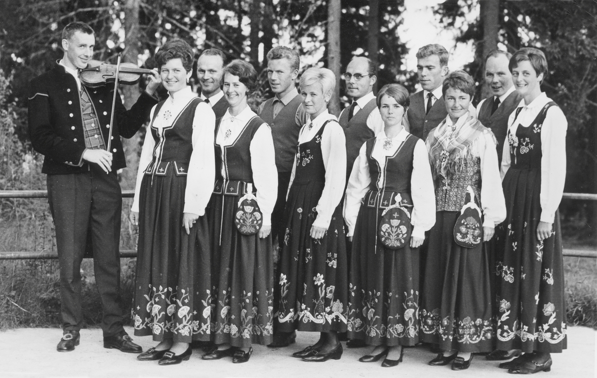 Dansere fra Vardal bygdeungdomslag på Eiktunet 1968