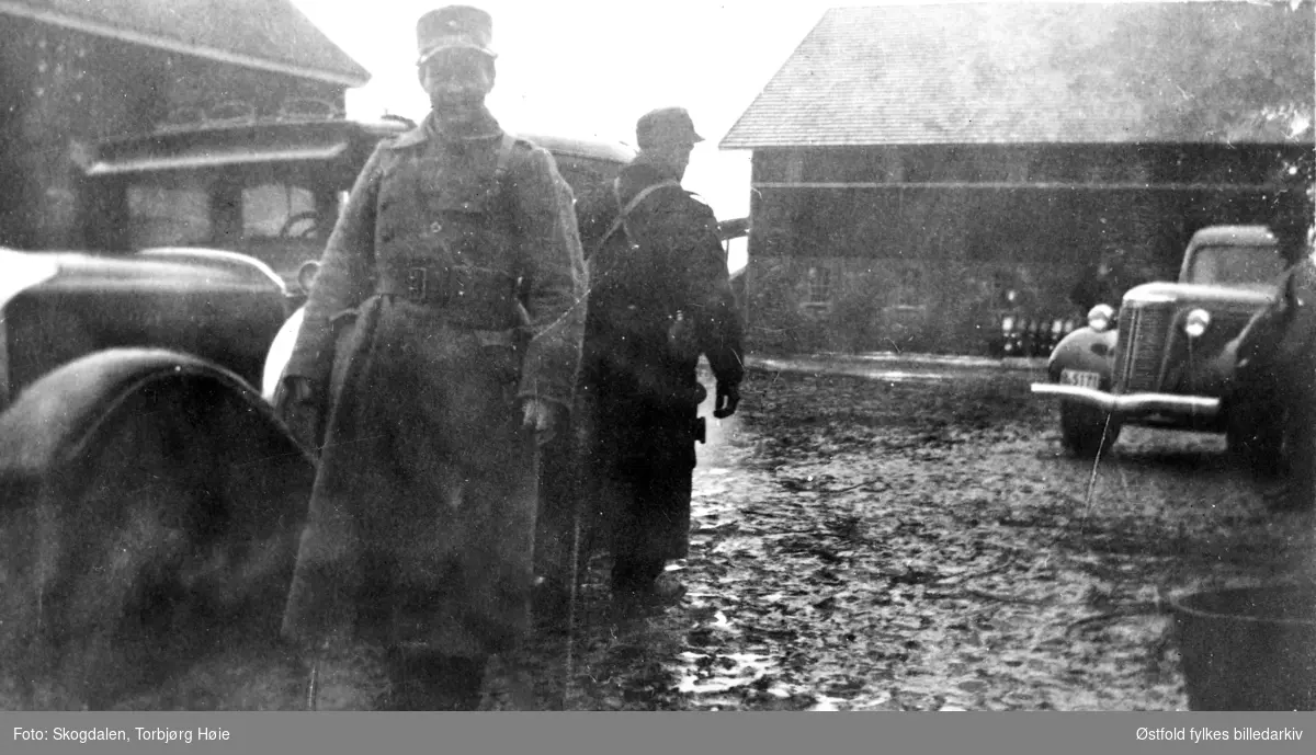 Fra gården Salmonrud i Eidsberg april 1940, kaptein Rolf Graffs batteri under tilbaketrekning fra Fossum. Soldater på gjørmete gårdstun - flere biler.