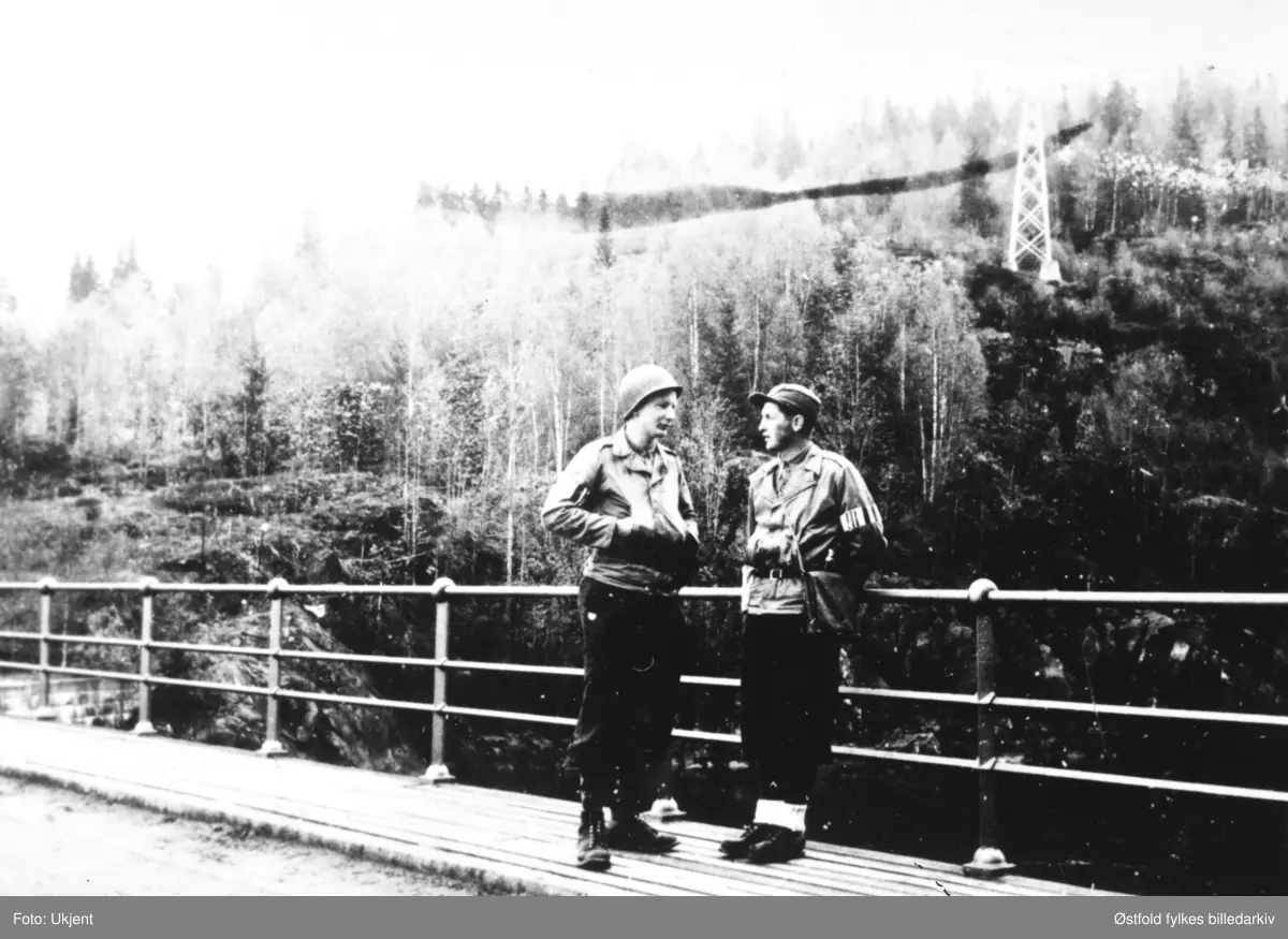 Solbergfoss kraftanlegg i Askim under bevoktning av HS (Hjemmestyrkene) i 1945. Jakob Melson, komp, Linge (til v.), og Arve Aamodt, Trøgstad (til høyre).