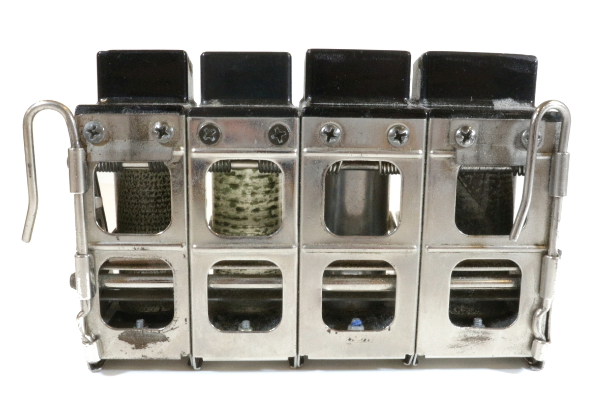 Läderväska med axelrem för sedel- och mynthantering använd vid biljettförsäljning. 3 innerfack med plats för myntinkast, 1 ytterfack som hålls fast med spänne.