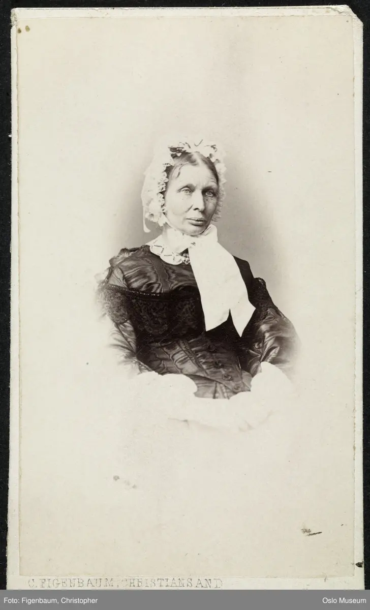 portrett, kvinne, vignettert sittende halvfigur, hodeplagg