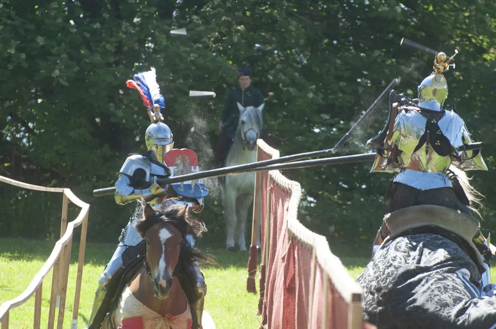 To riddere i platerustning og lanser som dyster