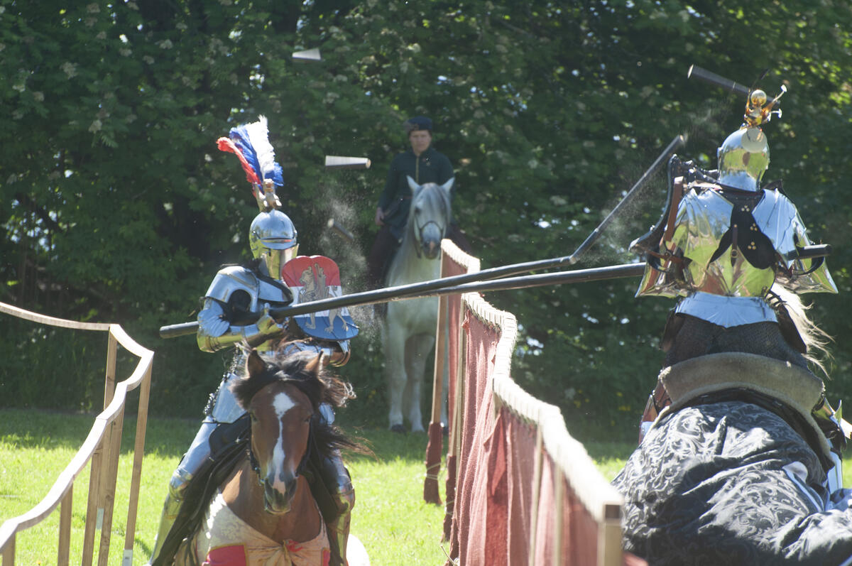 To riddere i platerustning og lanser som dyster