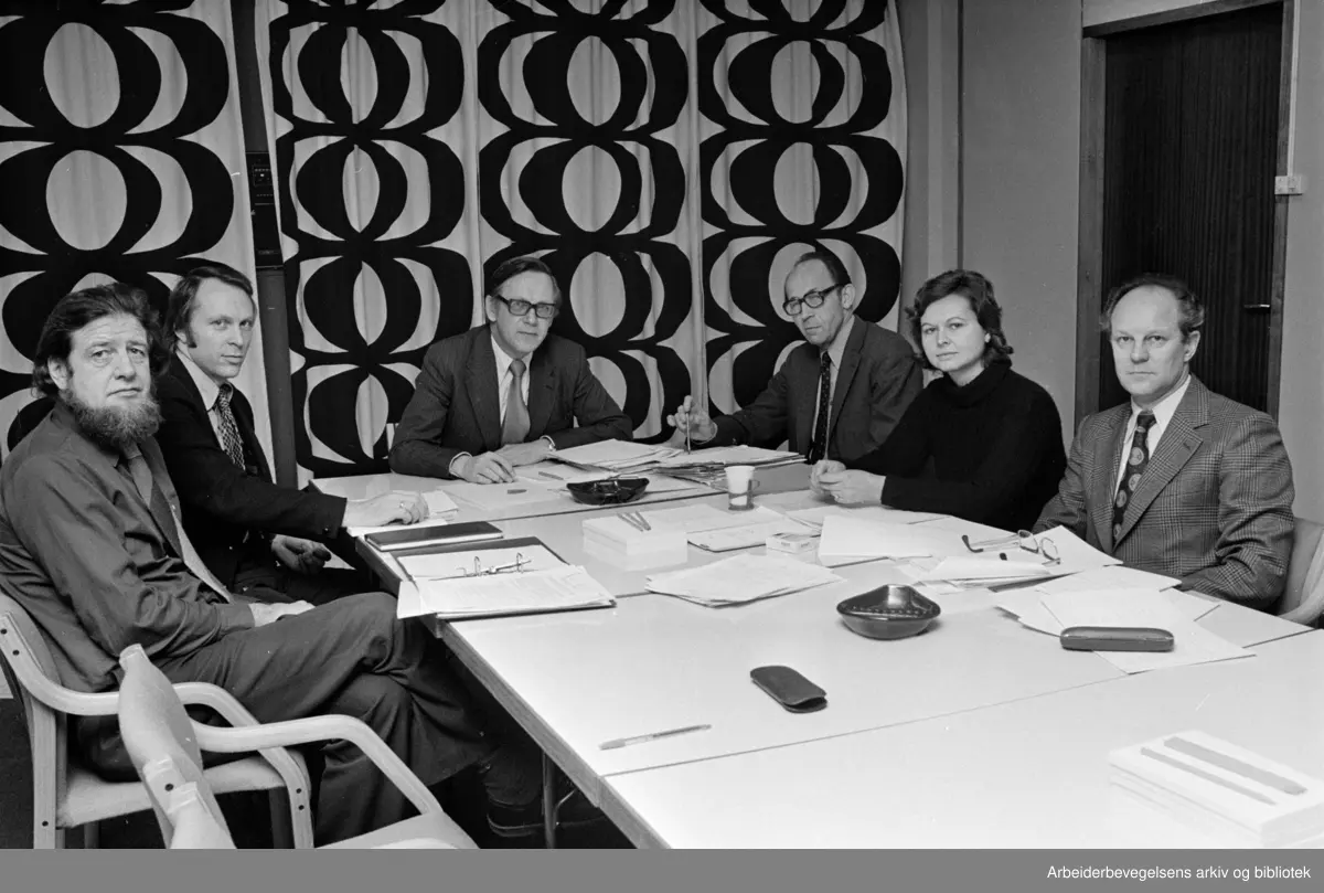 Fridtjof Nansens vei. NORAD, direktoratet for utviklingshjelp: Møte mellom folk fra Universitetet og folk fra NORAD. F. v.: Informasjonssjef Leif Vetlesen, kontorsjef Gunnar Førland (avdelingsdir. i adm. avd. Sven Knutsen var borte), direktør Arne Arnesen, avdelingsdirektør i prosjektavdelingen Rolf Hultin, direksjonssekretær Vigdis Varn og fungerende avdelingsdiretør i i planavdelingen Arnfinn Sørensen..Februar 1976