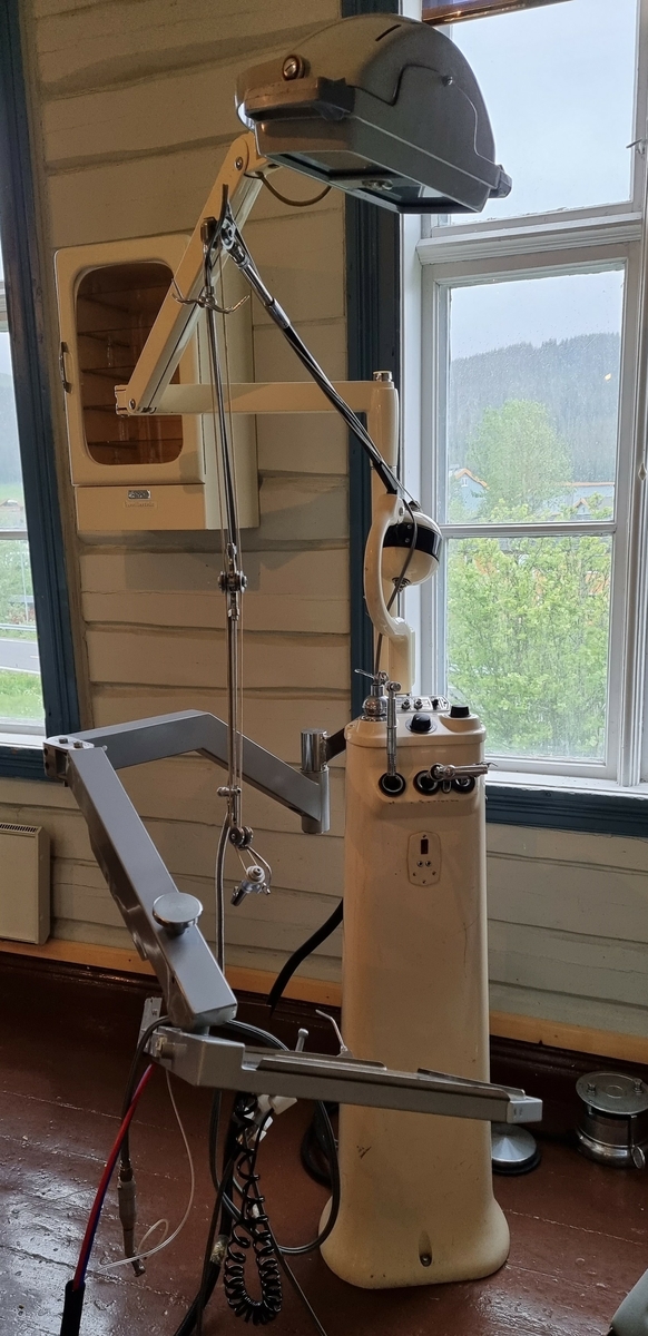 Tannlegeutstyr med bor, lampe og instrumentbrett. 