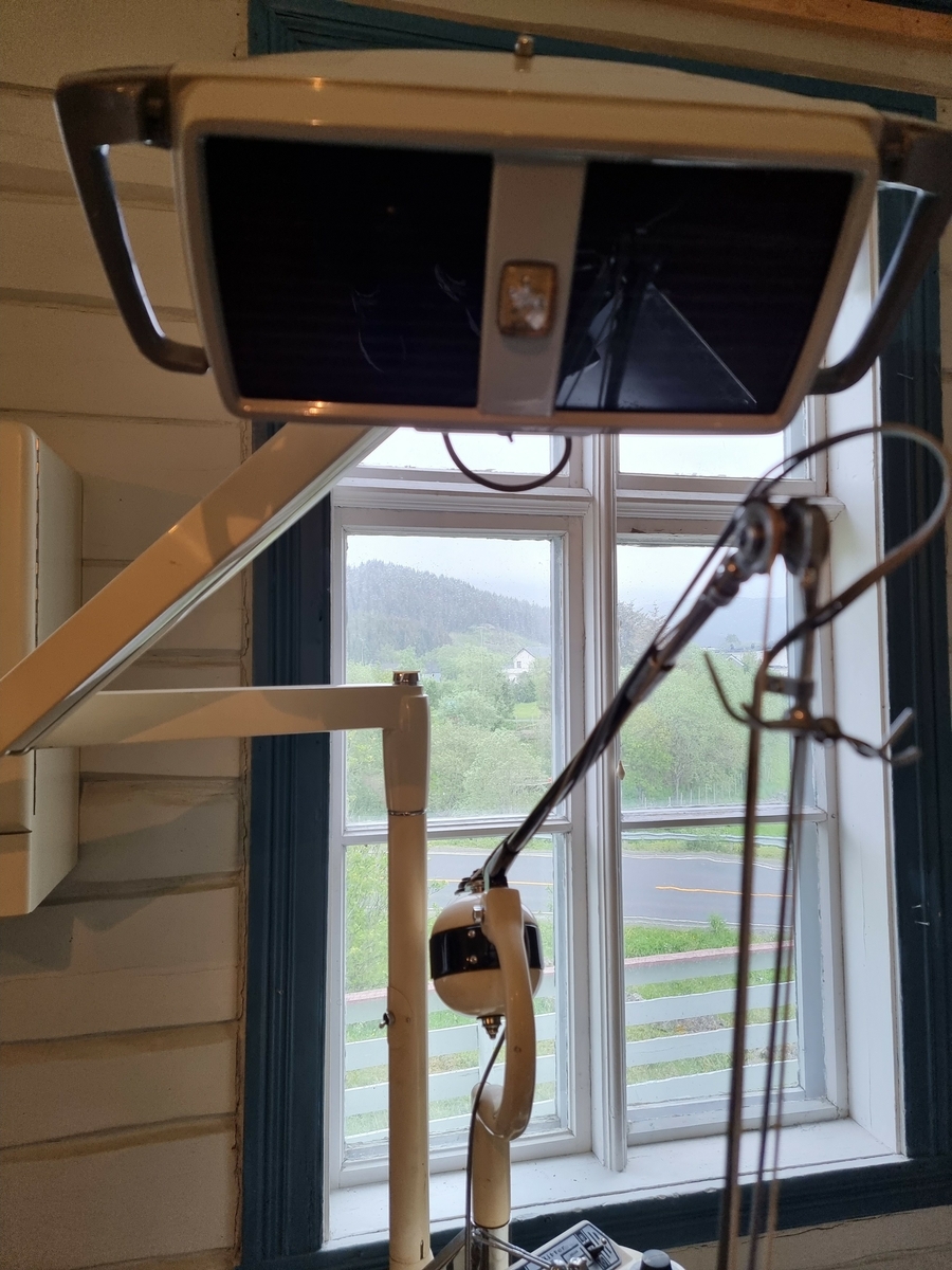 Tannlegeutstyr med bor, lampe og instrumentbrett. 