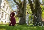 Vänersborgs museum. Greta Åberg och Sofia Edlund klädda i sekelskifteskläder