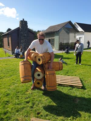 Tønnebæring, voksen bærer mange tønner