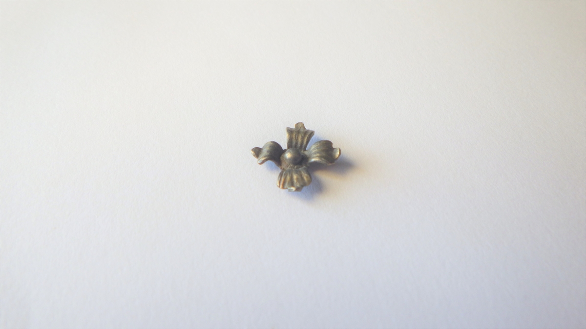 MALV: ST. B. 12, 1 MM, 4 BLADET ROSETT MED MIDTKNOPP. INGEN FESTEANORDNING. 