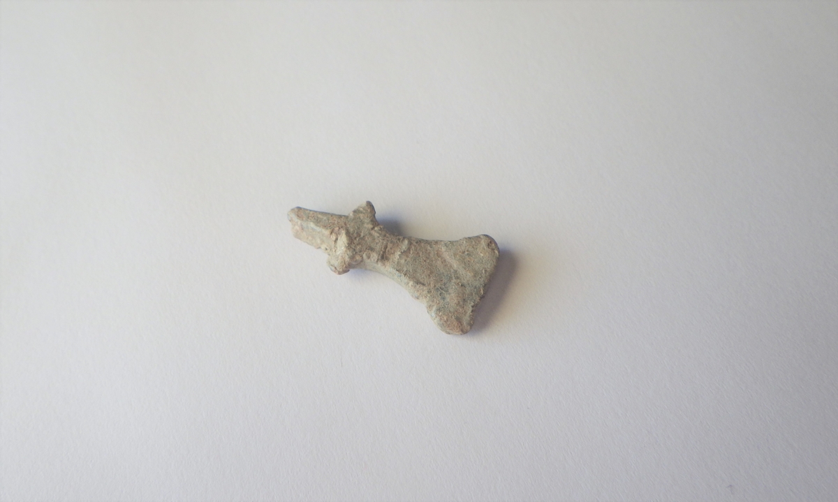 MALV: L. 27  ST. B. 12, 4 MM, HODET ER SYMETRISK OG NOE BREDBLADET.
Øksehode i miniatyr.