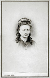 Et visittkortportrett av fru Emma Knudtzen (f. Jentoft), Vad