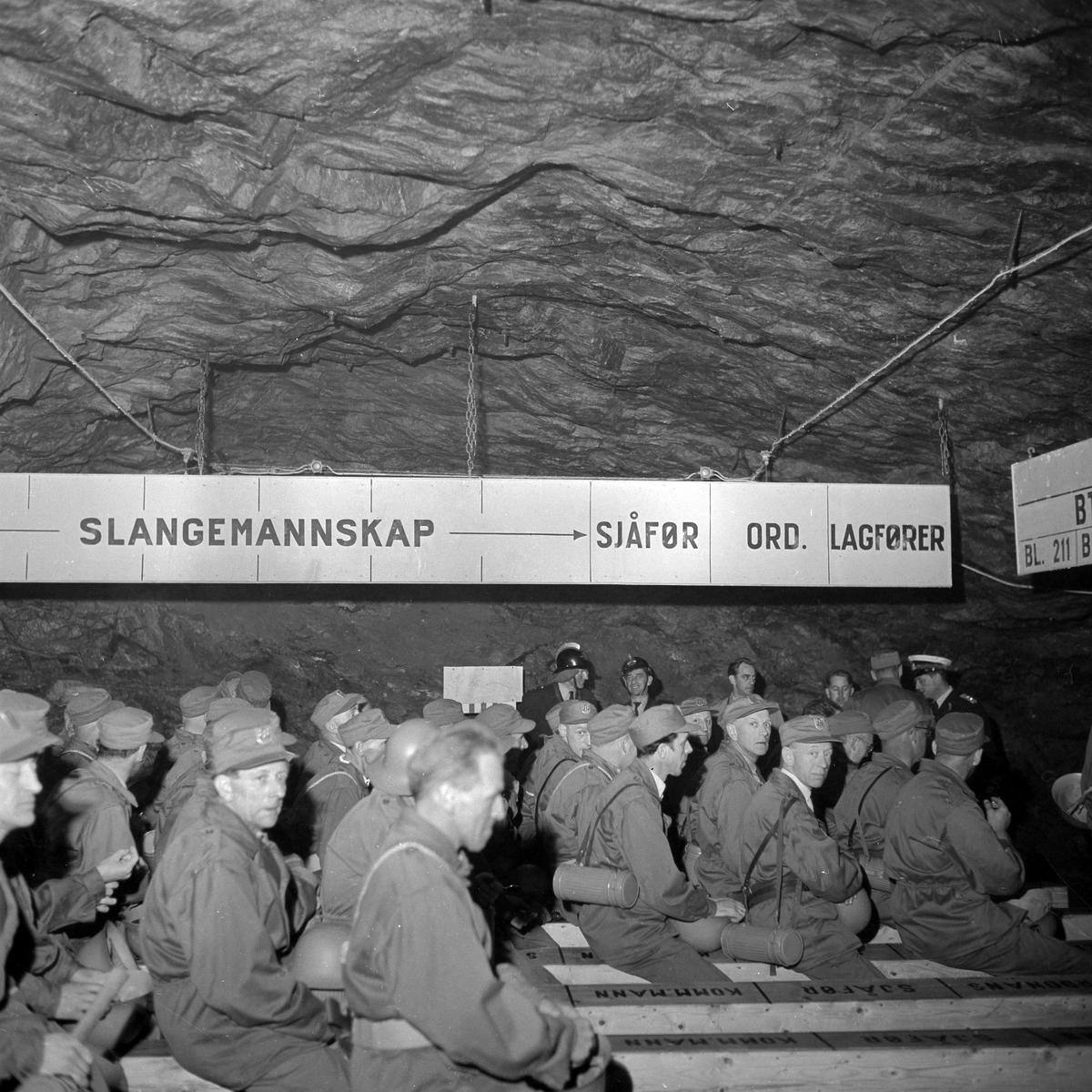 Sivilforsvarsøvelse i byen. Samling i tilflukstrommet i Steinberget