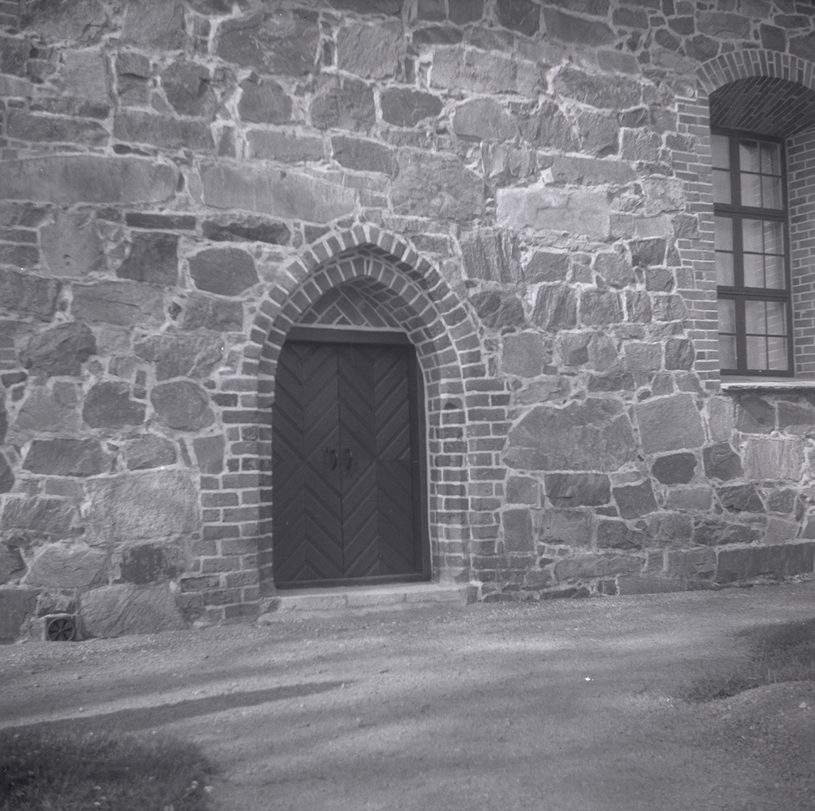 Bilder på Törnsfalls kyrka och kyrkogård.