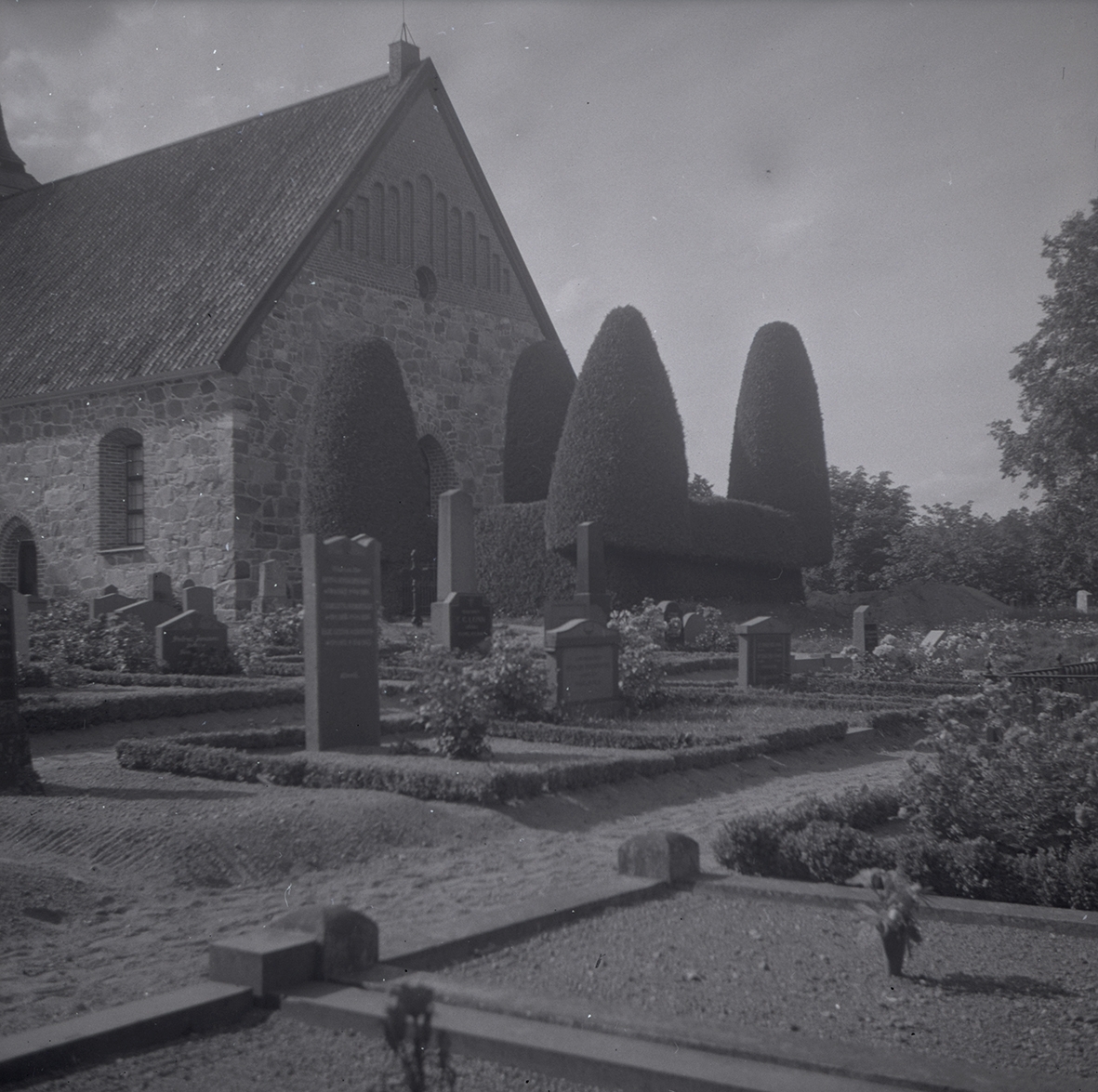 Bilder på Törnsfalls kyrka och kyrkogård.