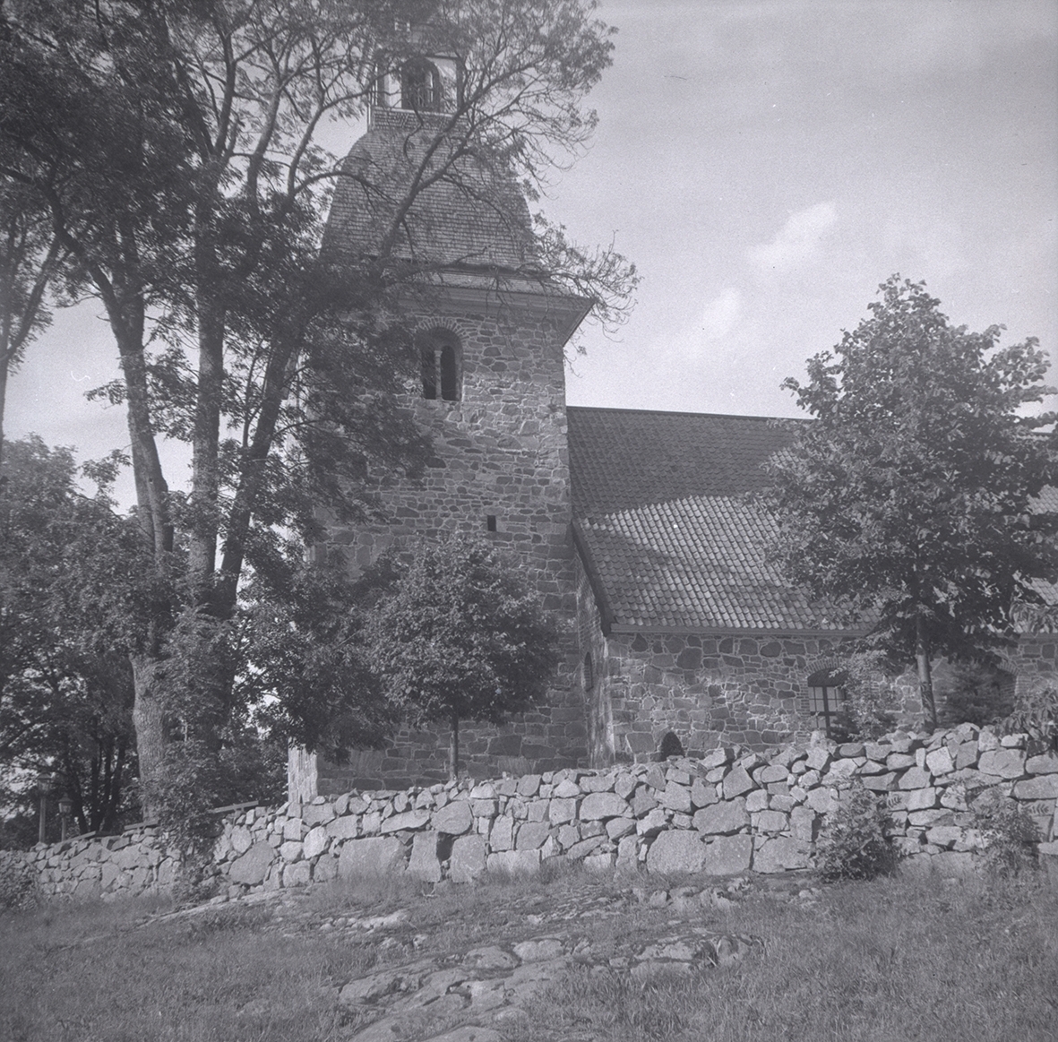 Bilder på Törnsfalls kyrka och kyrkogård.