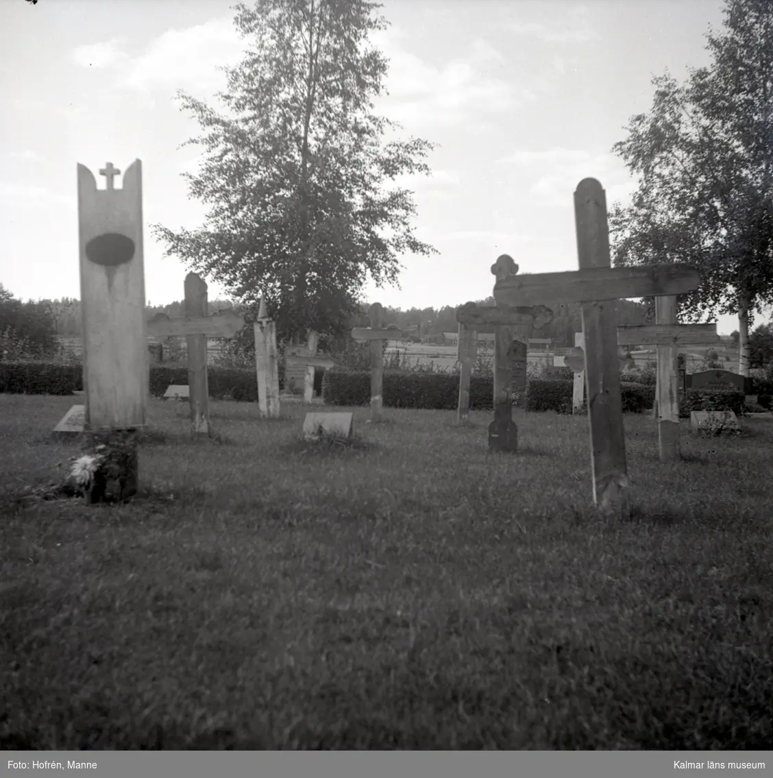 Vena kyrka, gravvårdar på kyrkogården.