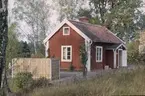 Lugnet. Ett av de torp som på 1880-talet uppfördes av grosshandlare Godenius, dåvarande ägaren av Gustavsberg. /Noterat av Torsten Rolf 1964