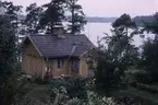 Sjöstugan. En av de sommarvillor som uppfördes och uthyrdes i slutet på 1800-talet. /Noterat av Torsten Rolf 1964.