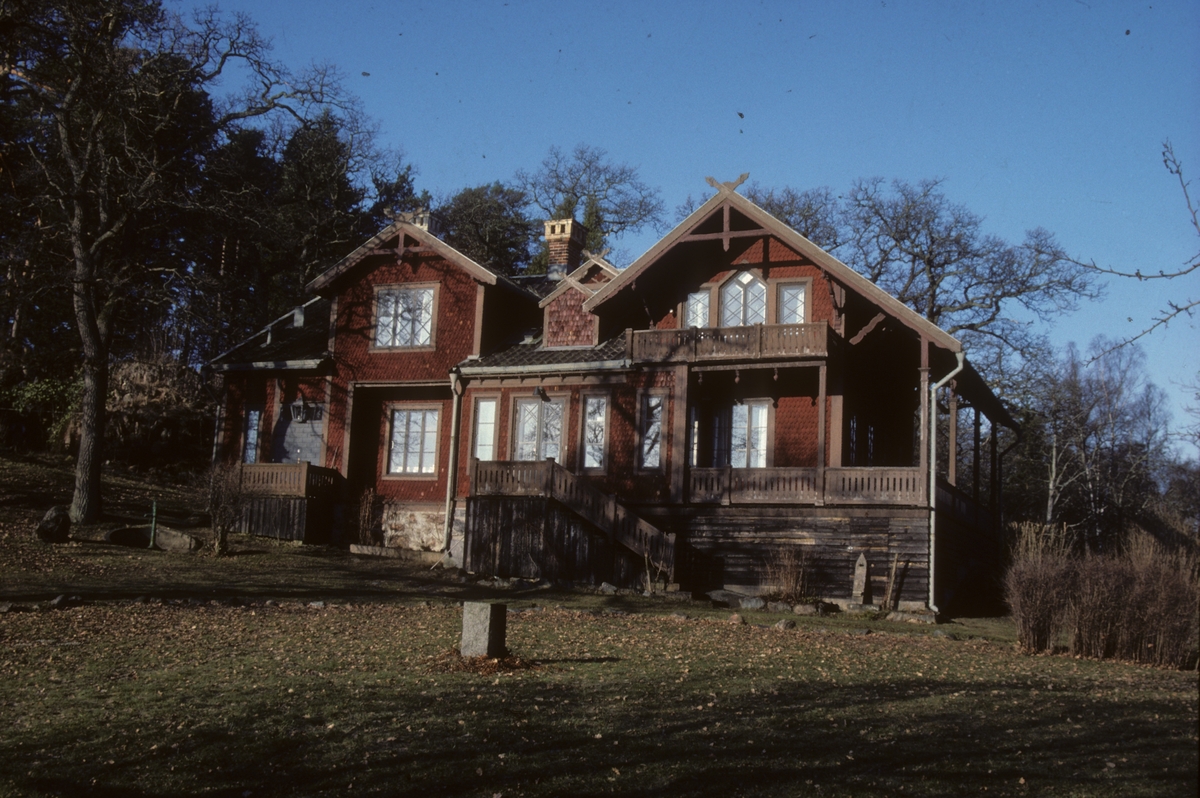 Bråvalla. Uppfördes omkring 1860 av grosshandlare Samuel Godenius till bostad åt hans dotter Selma som var gift med professor Axel Key. Bostaden innehades sedermera av sonen professor Einar Key. Byggnaden är uppförd i fornnordisk stil och har en mycket intressant interiör och exteriör. /Noterat av Torsten Rolf 1964.