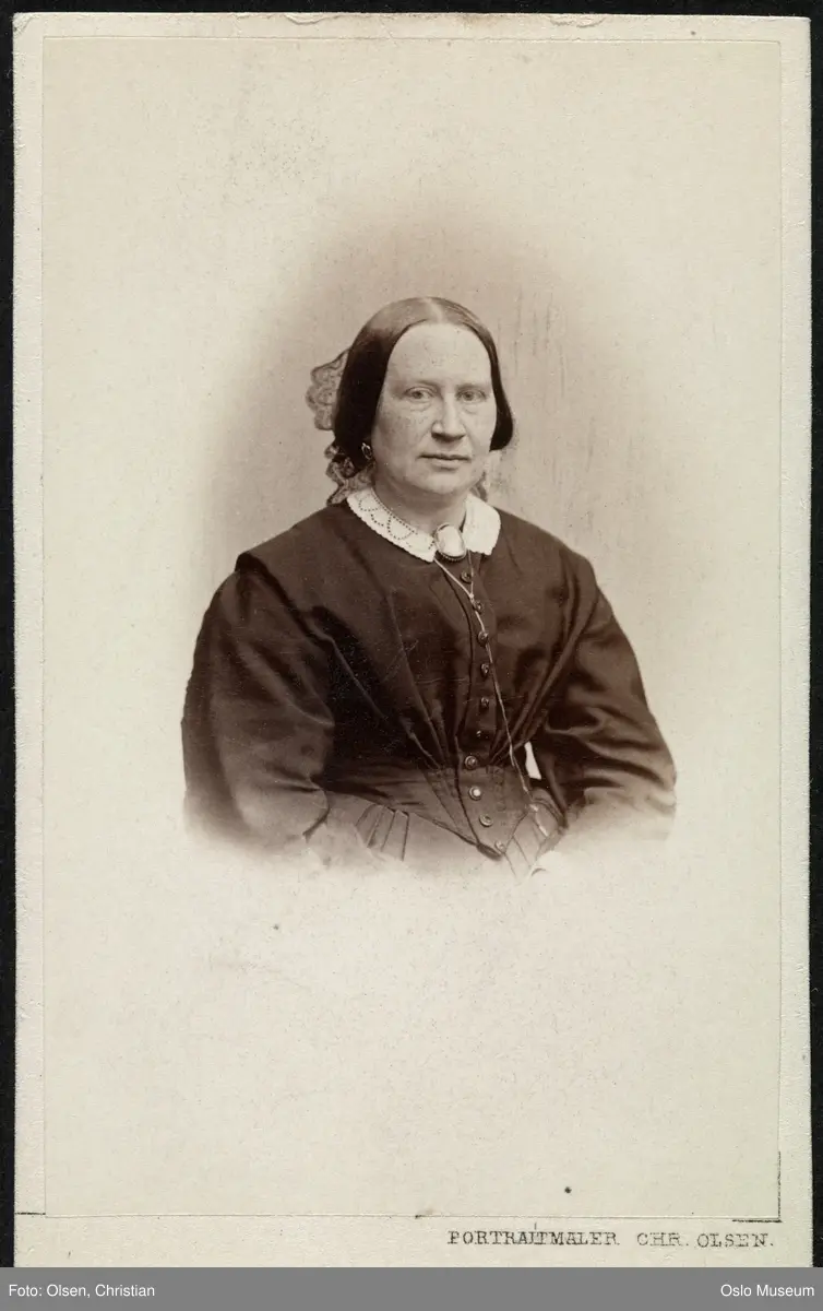 portrett, kvinne, vignettert brystbilde