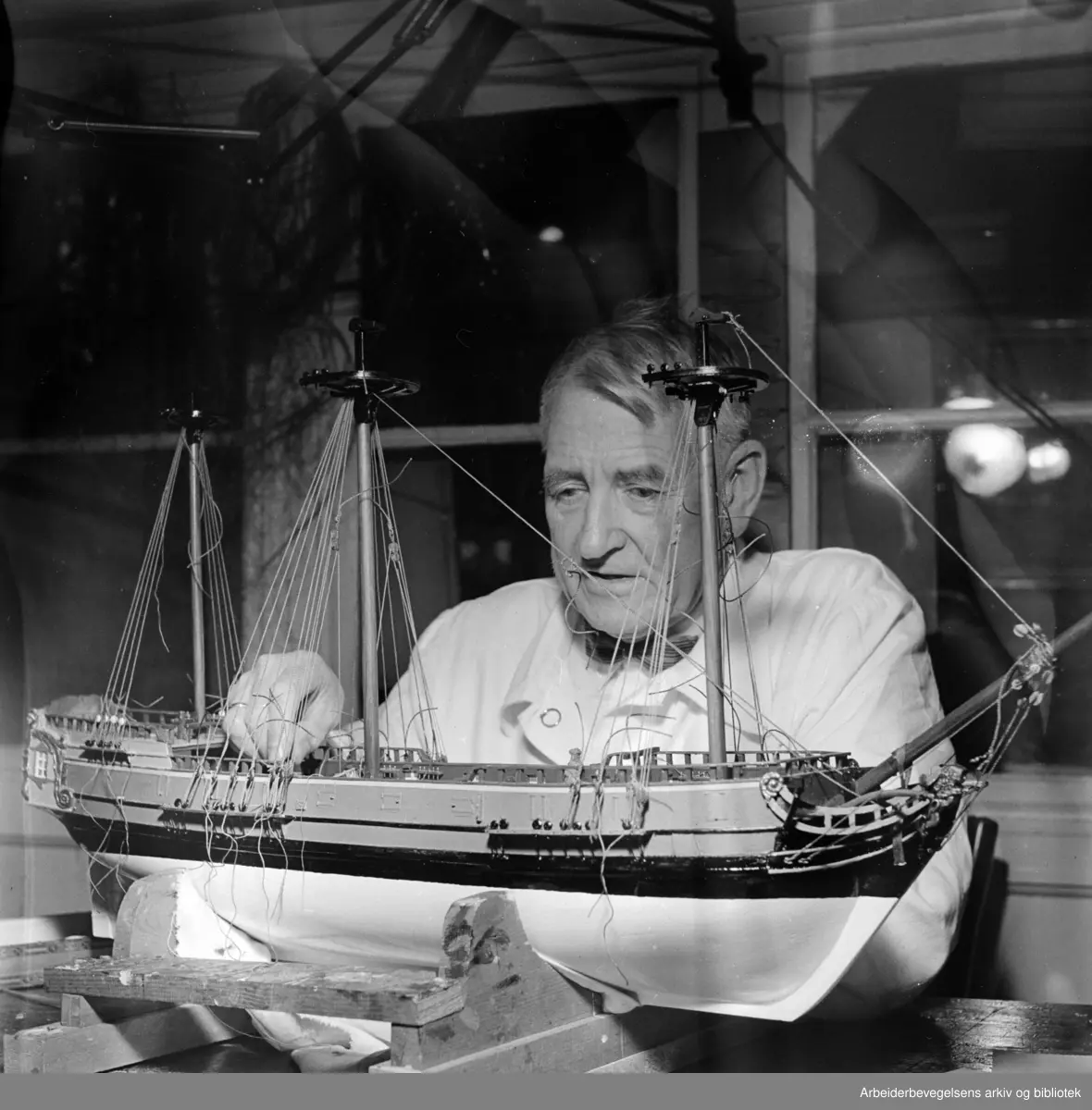 Sjøfartsmuseet på Bygdøy. Konservator Thomas Hauge. Løwendahls galleri. Desember 1956.