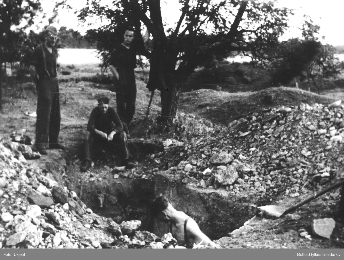 Norske studenter  i Tyskland for "omskolering" 1941-45. Graving av hull i bakken.