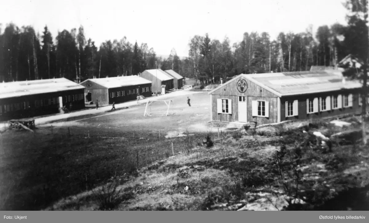 Arbeidstjenestens leir i Varteig ca. 1942-43. AT-leiren sett fra sør.  (Ungdomsskolen i 1985).