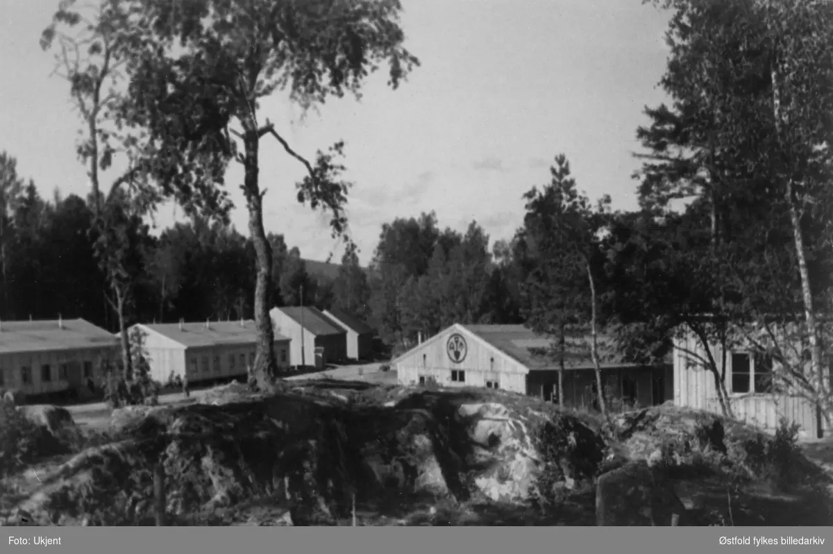 Arbeidstjenestens leir i Varteig ca. 1942-43. AT-leirens do med badstue til høyre.  (Ungdomsskolen i 1985).
