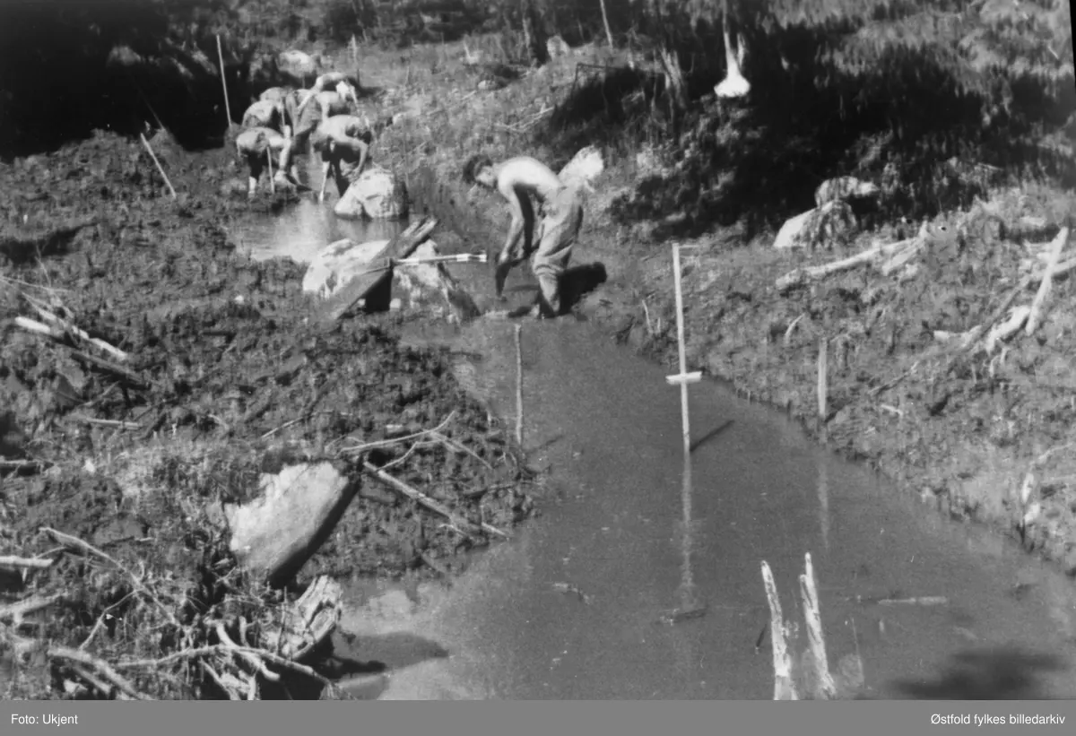 Arbeidstjenesten (AT-leir) i Varteig. Grøftegraving ved Belsby/Brusevold, sommeren 1942.