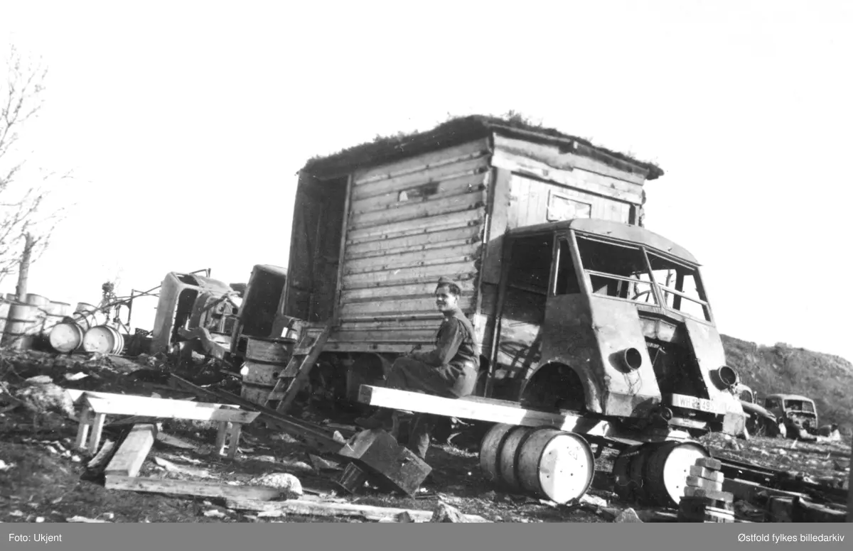 Norske polititropper fra Sverige etter innmarsj i Finnmark 1944. Forlegning, brakke. Militært kjøretøy.Lastebilen er en Renault med karakteristisk 4-delt frontrute, etterlatt av tyskerne.