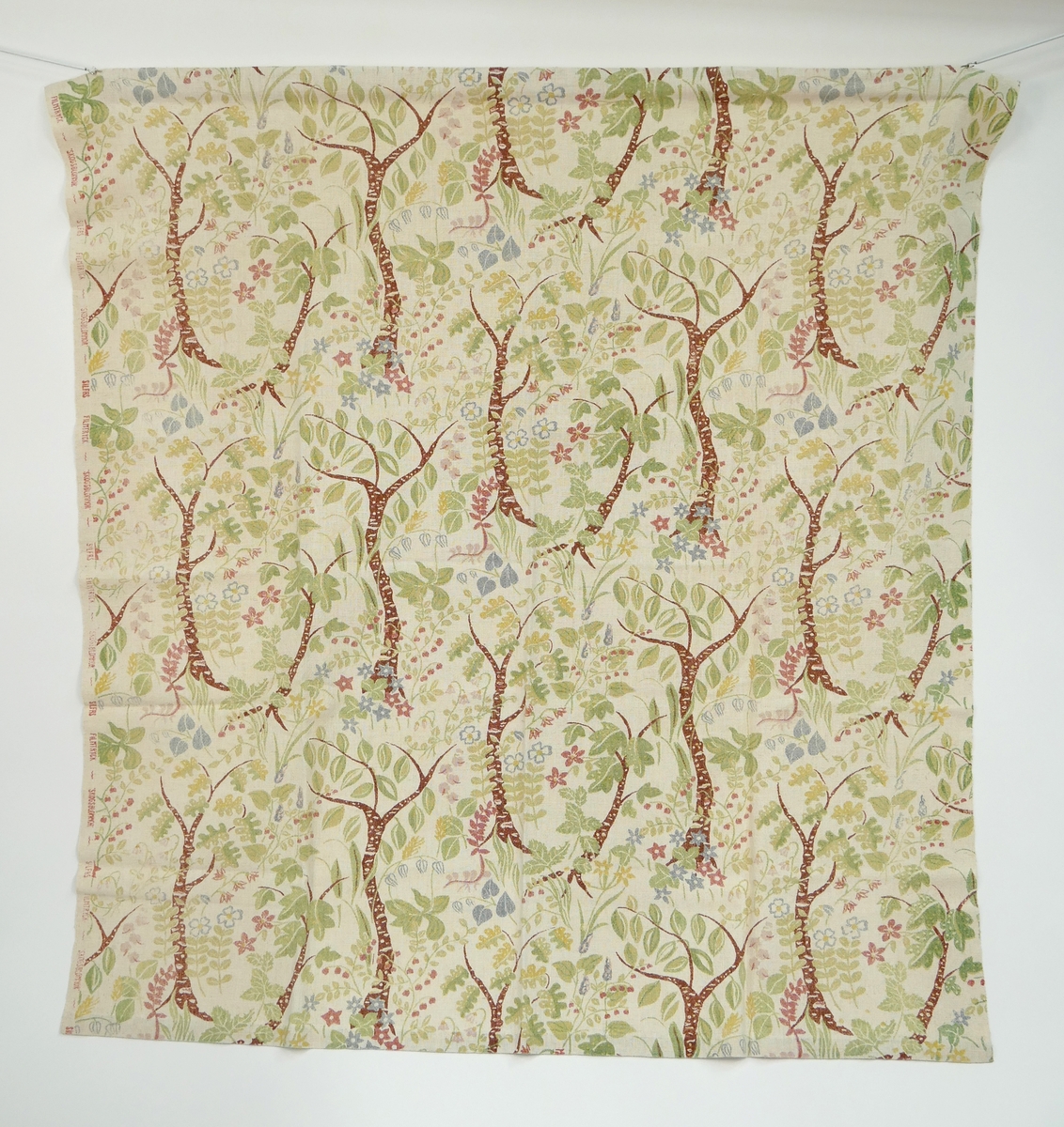 Tygstycke med trycket "Skogsblomma" från SILFA. Sydd kanal i ena änden.