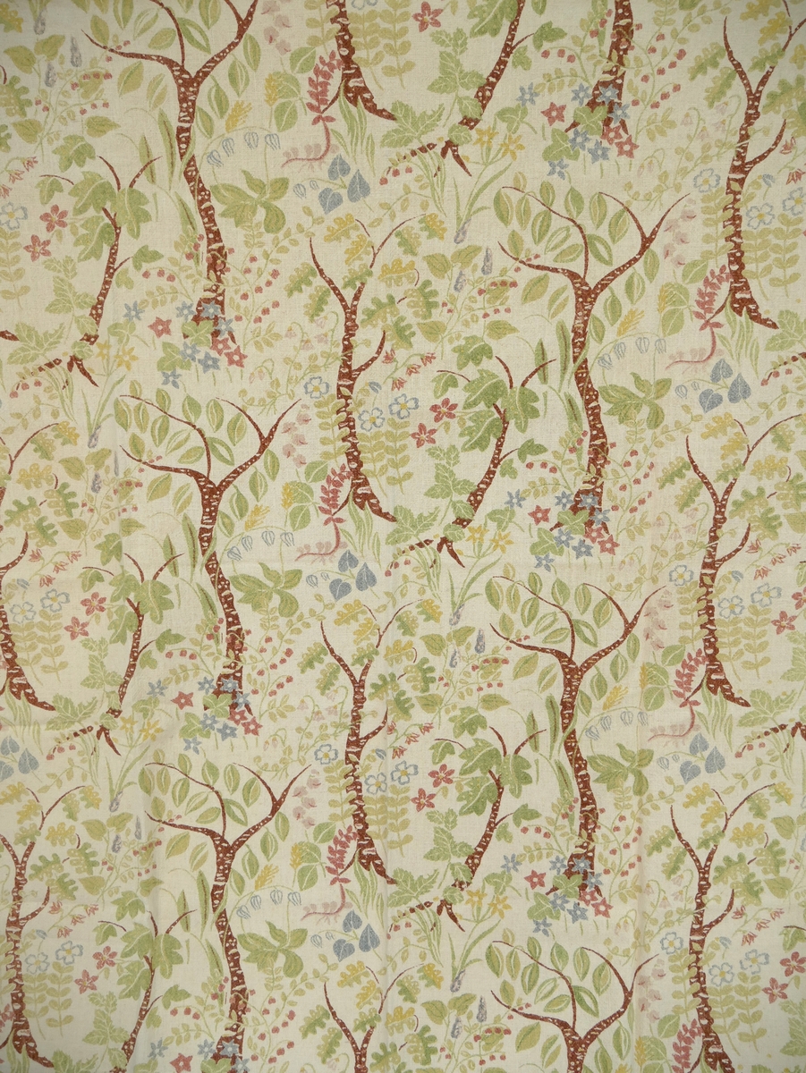 Tygstycke med trycket "Skogsblomma" från SILFA. Sydd kanal i ena änden.