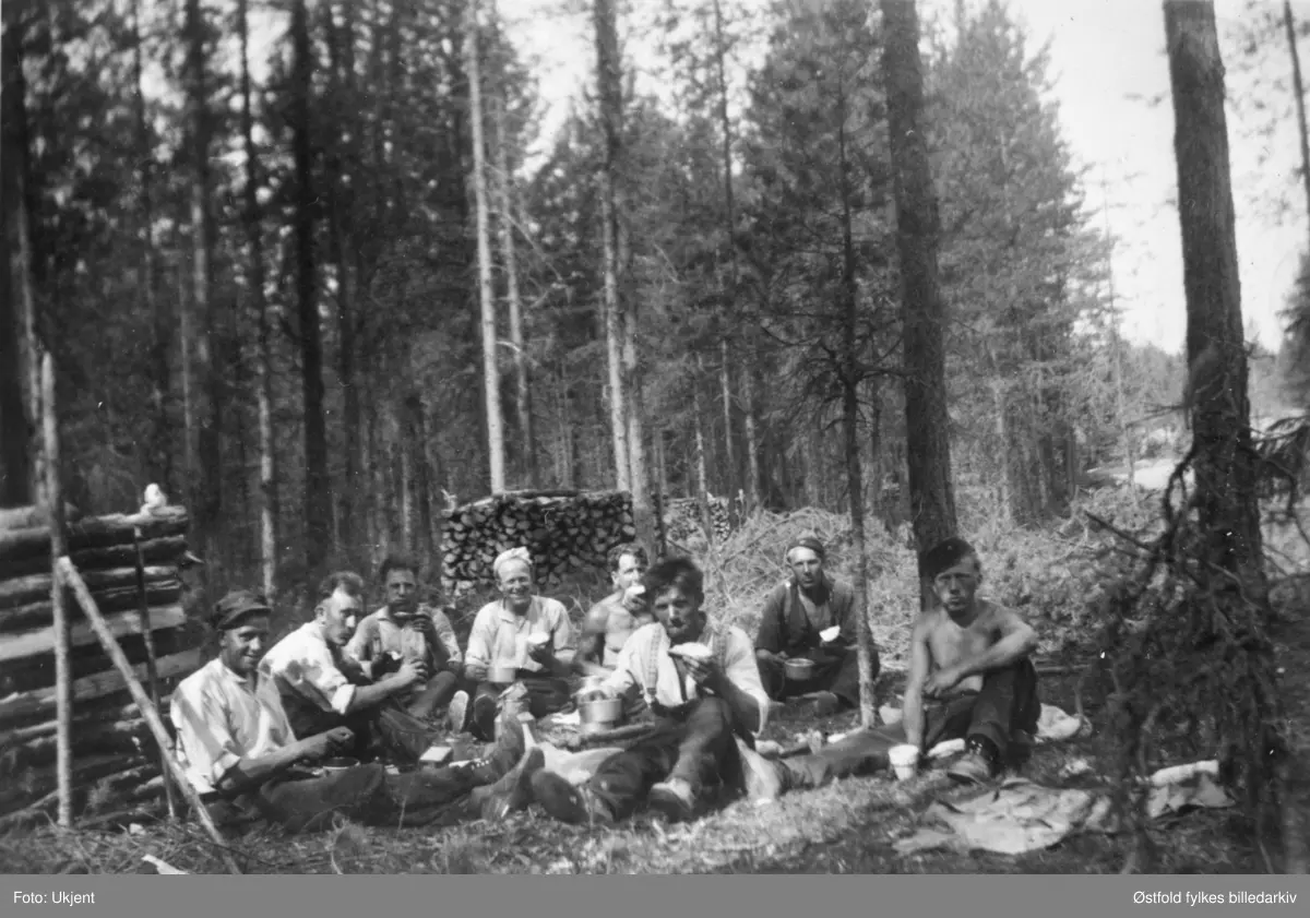 Bildet er fra Sverige i 1940. Vi ser norske soldater som var i Sverige under krigen. To vartinger er med, ytterst til høyre: Ole Kullerud og Oskar Gressløs. Fra venstre: Olaf Vestby, Sverre Stordal, .. Vestgård, Kåre Borgen, Asbjørn Magnussen, Sverre Paulsen. Matpause under skogsarbeid.