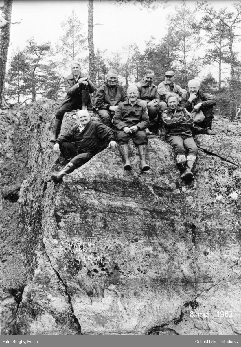 Veterantreff for hjemmefrontkarer delet Varteig-Skjeberg 8.mai.1983. Her hadde hjemmefronten våpenlager 1944-45. Alle disse var med i hjemmefronten. 
Foran fra venstre: Peder Sandåker, Odd Sandåker, Bjarne Johnsen. 
Bak: Julius Berg, Nils Bergby, Johannes Bergby, Asbjørn Skoftebyengen, Arve Johansen.