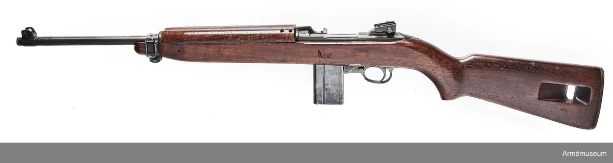 Halvautomatkarbin.

Tillv. av Inland MFG.Div.General Motors 6-44 USA. Tillv.nr 5261933. Vapnet märkt "U.S. Carbine Cal. 30 M1". Pipan märkt "Inland MFG. Div. General Motors 6-44".Löjtnant H Nordenberg har innehaft vapnet. Enl denne skall detta ha kastats ned från engelskt flygplan under kriget i Norge. Nordenberg, som var en av de s k tre musketörerna, (ett känt begrepp inom norsk motståndsrörelse) har nämnt detta vapen i sin och int. Roths bok. Denna är skriven i tre ex varav det ena skänktes till Krigsarkivet, Stockholm; troligen 1977.