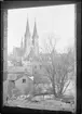 Vy från en fönsterglugg mot Uppsala domkyrka 1937