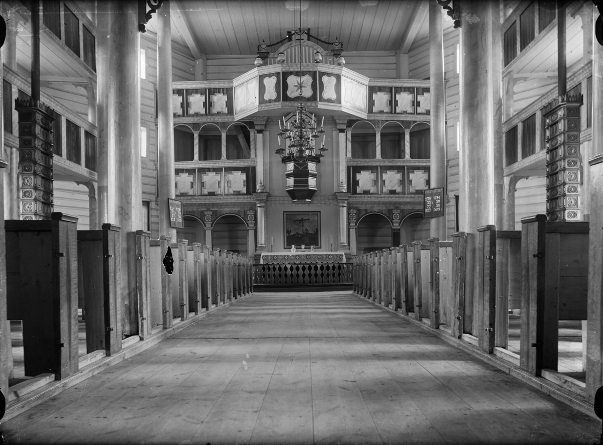 Kirkeinteriør i ukjent trekirke.