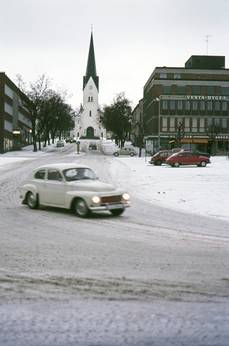 Stortorget, Hamar, Kirkebakken, vinter, personbiler.