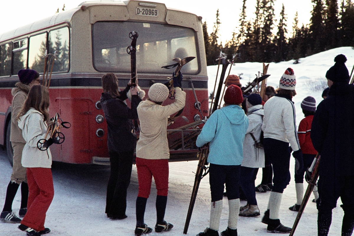 Hamar og Omland Bussruter, buss D-20969. Skiturister.