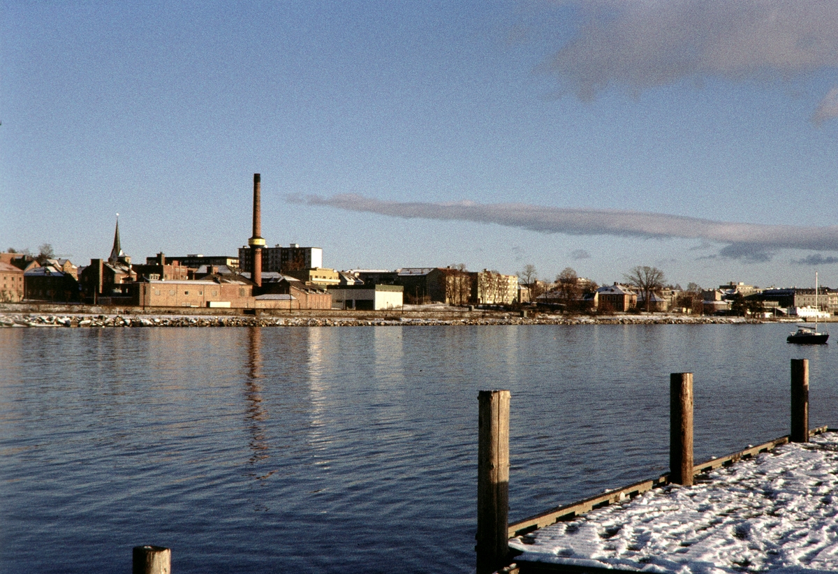 Nestle, Melkefabrikken, Fabrikkpipe, Skappelsgate, Koigen, Hamar. Sett fra brygga til Seilforeningen.