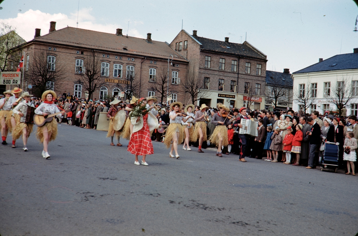 Russetog, russeorkester, Stortorget, Hamar. 17.mai. Kafe Royal.
