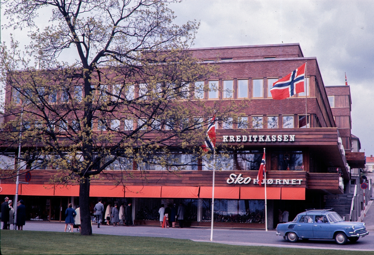 Strandgata 61, Hamar. Kreditkassen, Skohjørnet. Norske flagg, 17.mai.