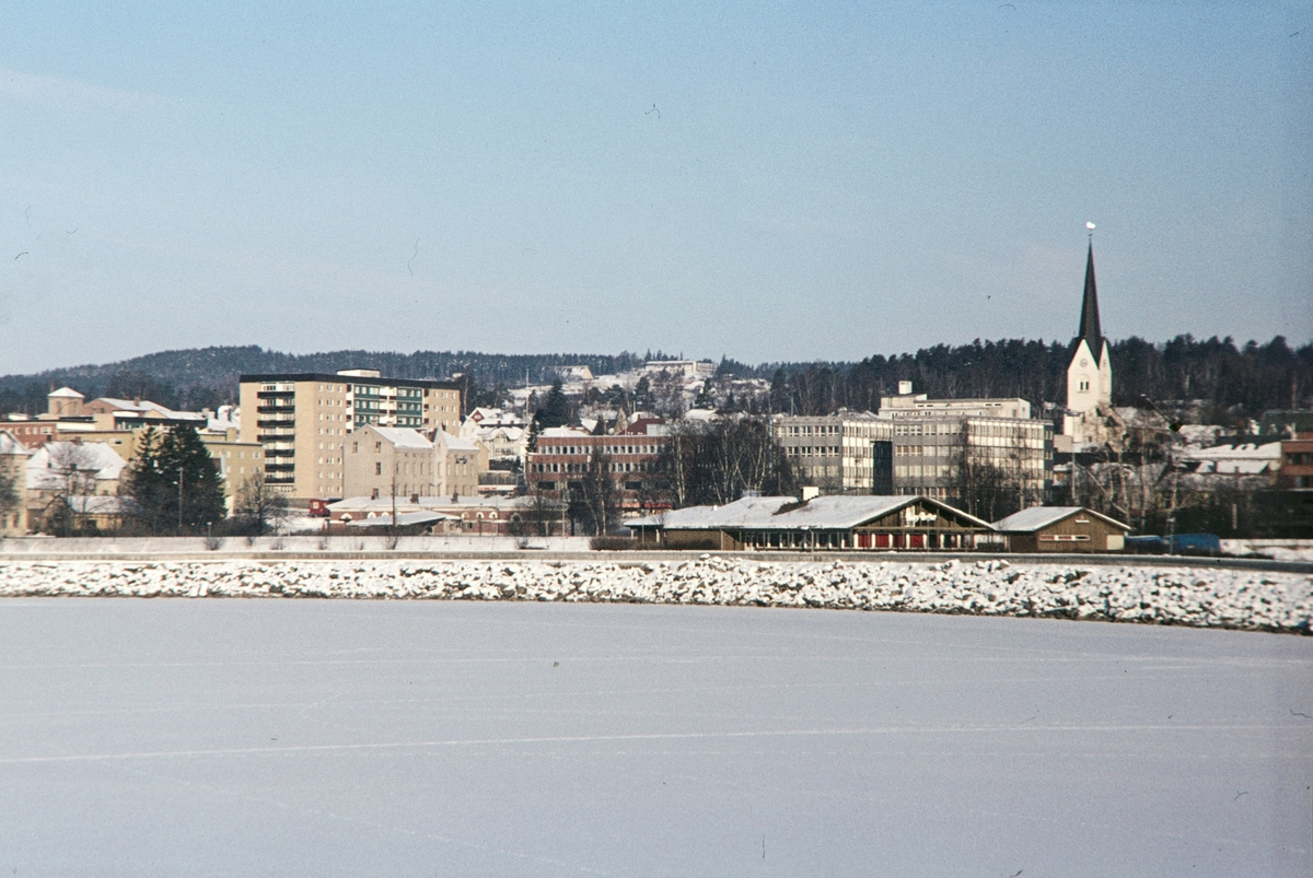 Hamar, byen sett fra Mjøsa. Busy Butler, Seaside, vinter.